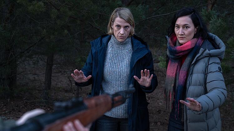 Tamara Meurer (Anja Pahl, links) und Pauline Hobrecht (Agnes Decker) bekommen es im Wald mit Bewaffneten zu tun.