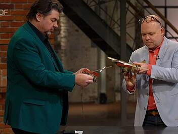 Vier Blechspielzeug-Flugzeuge aus den 1920er-Jahren begeisterten am Freitag nicht nur die "Bares f&uuml;r Rares"-H&auml;ndler Daniel Meyer (links) und Benjamin Leo Leo (rechts).