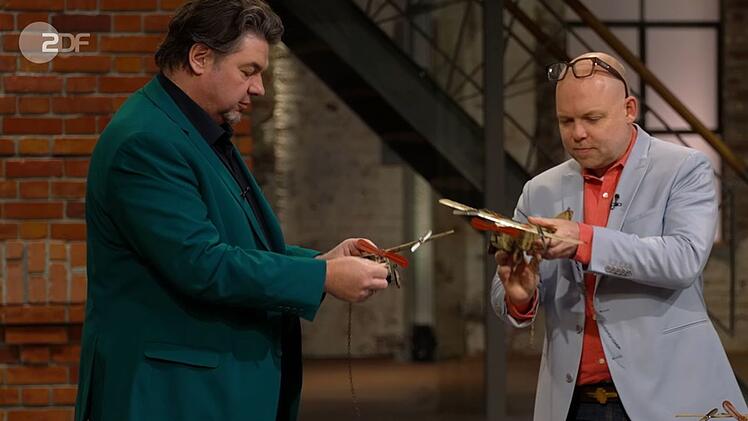 Vier Blechspielzeug-Flugzeuge aus den 1920er-Jahren begeisterten am Freitag nicht nur die "Bares f&uuml;r Rares"-H&auml;ndler Daniel Meyer (links) und Benjamin Leo Leo (rechts).