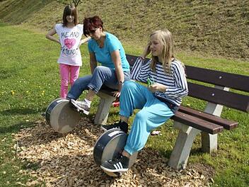 Viel Spaß bei der Saisoneröffnung des Eltmanner Bewegungsparcours' hatten Melanie Reinwand sowie ihre Töchter Lisa (rechts) und Nadine.