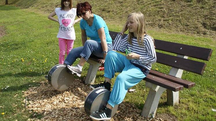 Viel Spaß bei der Saisoneröffnung des Eltmanner Bewegungsparcours' hatten Melanie Reinwand sowie ihre Töchter Lisa (rechts) und Nadine.