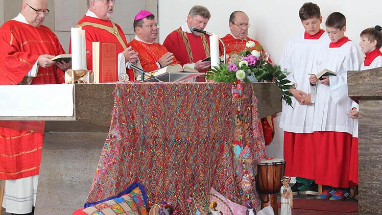 Diakon Sven Steffan, Pater Rudolf Theiler, Bischof Santin, Pfarrer Richard Brütting und Pfarrer Richard Pfletschinger