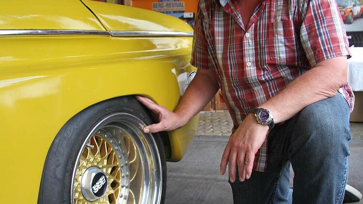 Karl-Heinz Keidel kann sich für die breiten Reifen begeistern - eigentlich ist Keidel Masseur.