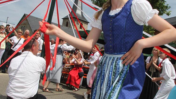 Die Mädchen haben ihre schönsten Dirndl aus dem Schrank geholt. Foto: Sonja Adam