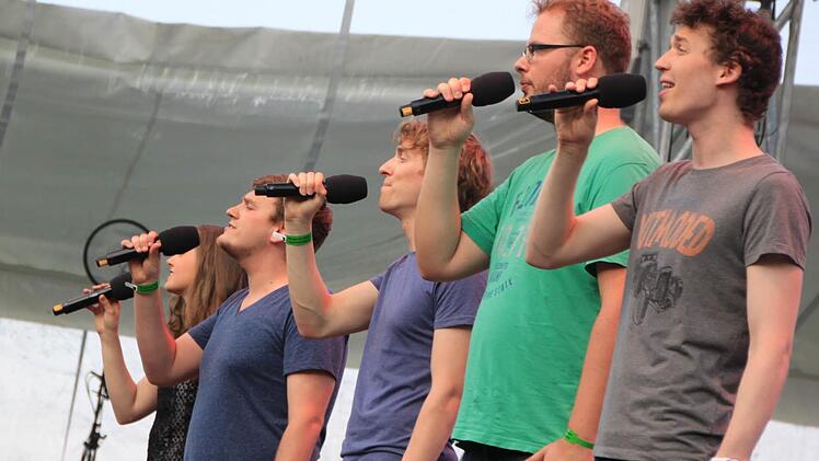 Großen Anklang beim Publikum fand die "HörBänd", eine A-capella-Gruppe mit vier Männern und einer Frau. Foto: Matthias Einwag