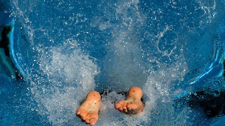 Die Affäre um die Errichtung eines Pools auf dem Grundstück von Bürgermeister Schmiechen schlägt Wellen. Symbolbild: Archiv/Ralf Hirschberg, dpa