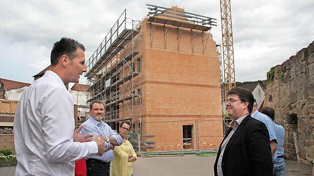 In der Weismainer Altstadt baut die Firma Dileo eine Anlage mit 16 Wohn- und drei Gewerbeeinheiten. Gesch&auml;ftsf&uuml;hrer Christian Dietz (links) erl&auml;uterte dem Stadtrat mit B&uuml;rgermeister Udo Dauer (Dritter v. r.) bei einem Rundgang das Bauvorhaben. Foto: Stephan St&ouml;ckel