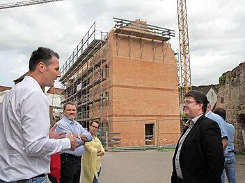 In der Weismainer Altstadt baut die Firma Dileo eine Anlage mit 16 Wohn- und drei Gewerbeeinheiten. Geschäftsführer Christian Dietz (links) erläuterte dem Stadtrat mit Bürgermeister Udo Dauer (Dritter v. r.) bei einem Rundgang das Bauvorhaben. Foto: Stephan Stöckel