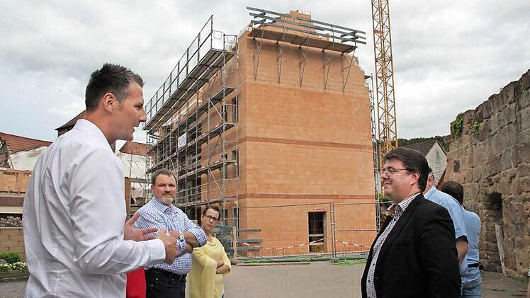 In der Weismainer Altstadt baut die Firma Dileo eine Anlage mit 16 Wohn- und drei Gewerbeeinheiten. Geschäftsführer Christian Dietz (links) erläuterte dem Stadtrat mit Bürgermeister Udo Dauer (Dritter v. r.) bei einem Rundgang das Bauvorhaben. Foto: Stephan Stöckel