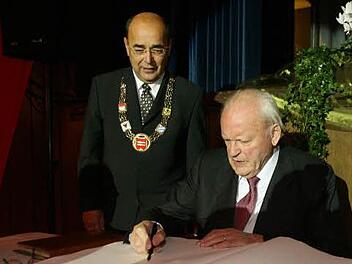 Ins Goldene Buch der Stadt Forchheim trug sich Roman Herzog 2007 ein. OB Franz Stumpf sieht zu.  Foto: Barbara Herbst/Archiv.