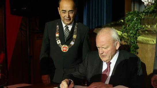 Ins Goldene Buch der Stadt Forchheim trug sich Roman Herzog 2007 ein. OB Franz Stumpf sieht zu.  Foto: Barbara Herbst/Archiv.