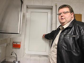 Andreas Trägner, der Vorsitzende des FC Reichenbach, steht am Fenster, über das der Einbrecher ins Reichenbacher Sportheim eingestiegen ist. Die Scheibe hat der Täter zerschlagen. Jetzt ist das Fenster provisorisch mit einer Spanplatte verschlossen. Foto: Heike Beudert