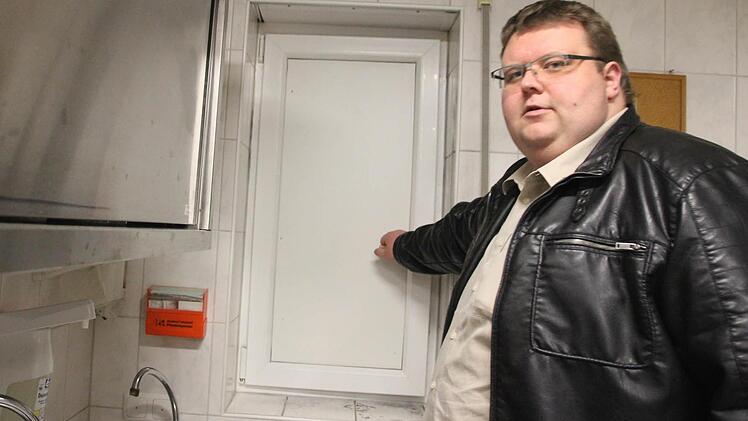 Andreas Trägner, der Vorsitzende des FC Reichenbach, steht am Fenster, über das der Einbrecher ins Reichenbacher Sportheim eingestiegen ist. Die Scheibe hat der Täter zerschlagen. Jetzt ist das Fenster provisorisch mit einer Spanplatte verschlossen. Foto: Heike Beudert