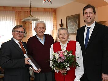 Bei der Gratulation (v. l.):  Bürgermeister  Reinhard Seeber, das Jubelpaar, Heinrich und Ottilie Turnwald ,   Landrat Hermann Ulm Foto: Franz Galster