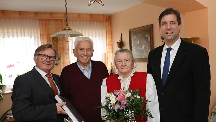 Bei der Gratulation (v. l.):  Bürgermeister  Reinhard Seeber, das Jubelpaar, Heinrich und Ottilie Turnwald ,   Landrat Hermann Ulm Foto: Franz Galster