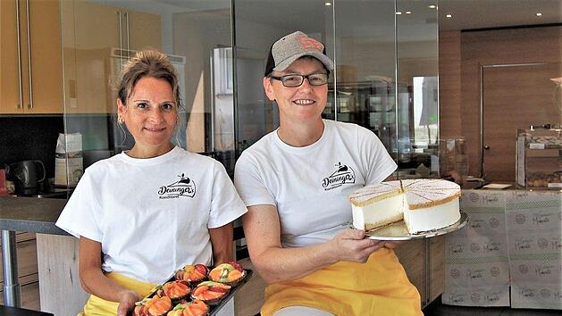 Konditormeisterin Elke Deininger (rechts) und Mitarbeiterin Christina S&uuml;&szlig;meyer mit Geb&auml;ck und Torte aus eigener Herstellung. Sigismund von Dobsch&uuml;tz