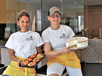 Konditormeisterin Elke Deininger (rechts) und Mitarbeiterin Christina Süßmeyer mit Gebäck und Torte aus eigener Herstellung. Sigismund von Dobschütz