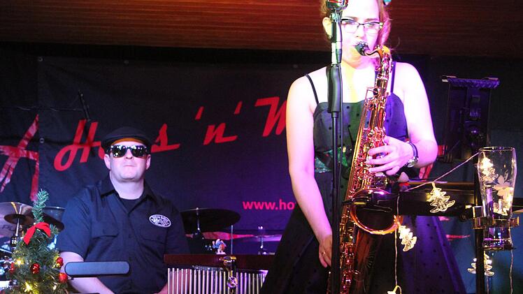 Bei "Hops'n‘ Malt" kamen die Besucher auf ihre Kosten: Iris, Christian und Alexander begeisterten bei "Merry Göss-Mas" in der Kulturschule die Ü-50-Besucher. Foto: Sonny Adam