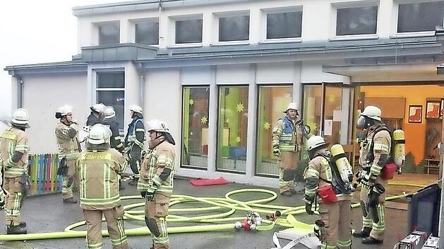 Aus unklarer Ursache ist am späten Mittwochnachmittag in der ehemaligen Grundschule in Stettfeld ein Feuer ausgebrochen. 13 Betroffene der Lebenshilfe Haßberge blieben zum Glück unverletzt. Der Schaden dürfte erheblich sein.  Fotos: Michael Will/Rotes Kreuz Haßberge