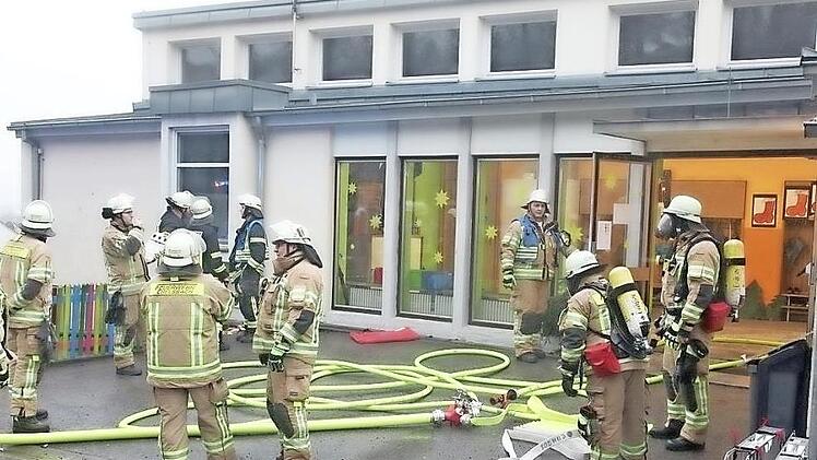 Aus unklarer Ursache ist am späten Mittwochnachmittag in der ehemaligen Grundschule in Stettfeld ein Feuer ausgebrochen. 13 Betroffene der Lebenshilfe Haßberge blieben zum Glück unverletzt. Der Schaden dürfte erheblich sein.  Fotos: Michael Will/Rotes Kreuz Haßberge