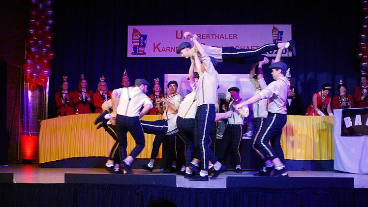 Das Männerballett "Bröselbande" mit akrobatischen Einlagen bei "Trouble in New York". Winfried Ehling