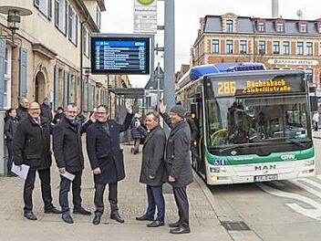 Matthias Exner, Alexander Tritthart, Florian Janik, Systembetreuer Stefan Rückert und Ralf Wurzschmitt (v. l.) nahmen gemeinsam die neuen Anzeigetafeln in Betrieb. Foto: Erlanger Stadtwerke