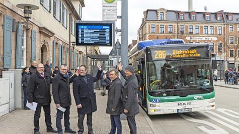 Matthias Exner, Alexander Tritthart, Florian Janik, Systembetreuer Stefan Rückert und Ralf Wurzschmitt (v. l.) nahmen gemeinsam die neuen Anzeigetafeln in Betrieb. Foto: Erlanger Stadtwerke
