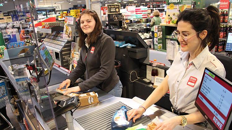 Lisa Pakalski und Lydia Caliskan   (v.l.) sind an der Kasse des Rewe-Markts im Aischpark-Center    beschäftigt. Foto: Christian Bauriedel