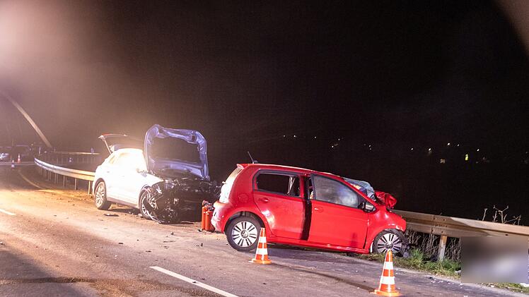 Schwerer Unfall auf Mainbr&uuml;cke bei Theres: Frau stirbt - Fahrer flieht vom Unfallort