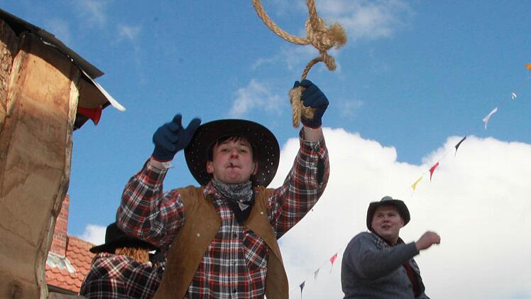 Mit dem Lasso auf der Jagd nach Kopfbedeckungen - diese Cowboys aus dem Bamberger Land waren an den Obermain gekommen, um sich zu amüsieren.
