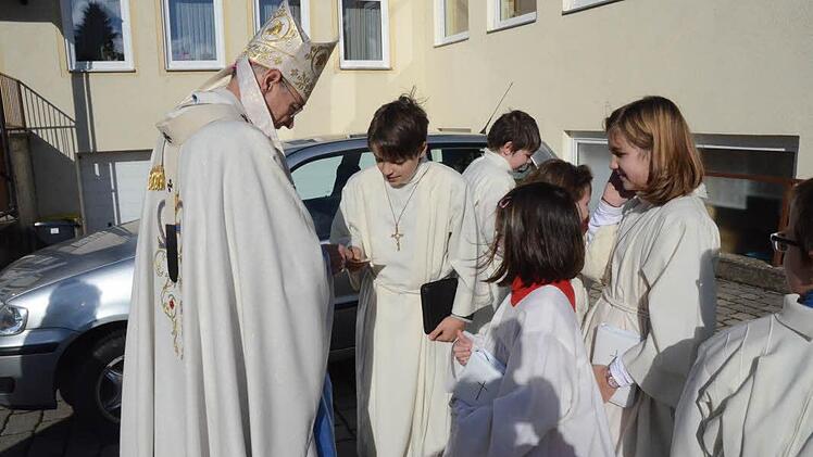 Immer wieder scharten sich Kinder und Gläubige zum Gespräch um den Erzbischof, der dabei Bilder und Gebettexte verteilte.