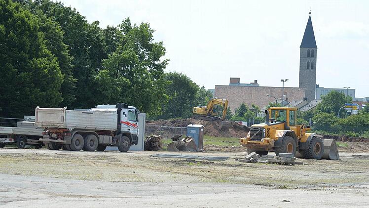 Die Bagger sind da: Zeichen des Baubeginns auf dem Brose-Areal an der Breitenau. Fotos: Ronald Rinklef