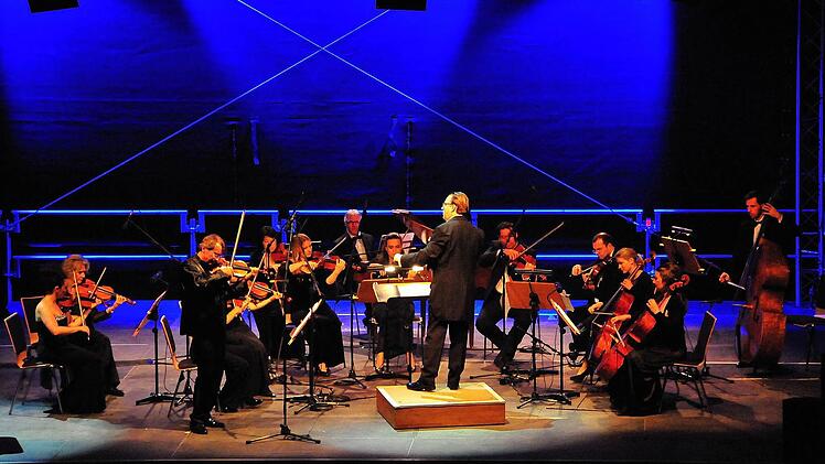Die Münchner Kammerphilharmonie interpretierte am Sonntagabend im Schönen Hof der Plassenburg die Vier Jahreszeiten von Antonio Vivaldi und die gleichnamige Komposition von Astor Piazzolla. Fotos: Stephan Herbert Fuchs
