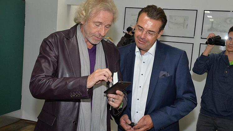 Auf seinem Handy hat Thomas Gottschalk ein altes Bild mit allen MGF-Lehrern Ende der sechziger Jahre gespeichert. Foto: Ronald Rinklef