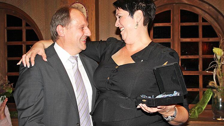 Seit 25 Jahren hält Geschäftsführer Detlef Knorr der Maschinenfabrik Fischer die Treue. Dafür gibt es eine herzliche Umarmung von Geschäftsführerin Simone Thies.