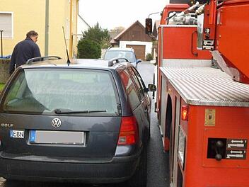 Bei Fahrversuchen mittels eines Feuerwehrautos wurde deutlich, dass es in der Haydnstraße in Ebern sehr eng zugeht. Der Müllabfuhr zum Beispiel bringt das erhebliche Probleme. Jetzt soll durch Regelungen Abhilfe geschaffen werden.  Foto: Stadt Ebern