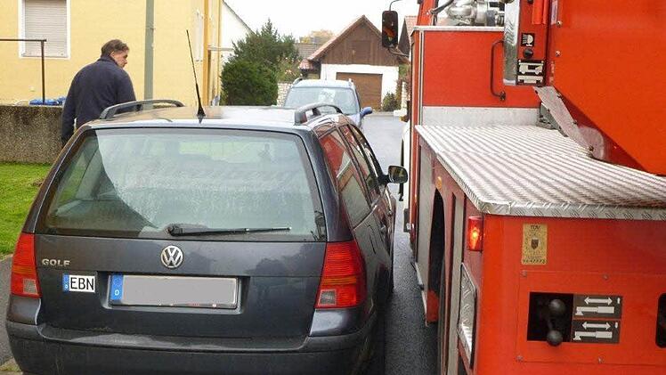 Bei Fahrversuchen mittels eines Feuerwehrautos wurde deutlich, dass es in der Haydnstraße in Ebern sehr eng zugeht. Der Müllabfuhr zum Beispiel bringt das erhebliche Probleme. Jetzt soll durch Regelungen Abhilfe geschaffen werden.  Foto: Stadt Ebern