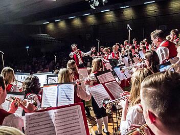 Der Musikverein Rödental unter der Leitung von Daxi Pan begeisterte das Publikum beim Weihnachtskonzert in der Franz-Goebel-Halle. Foto: Jochen Berger