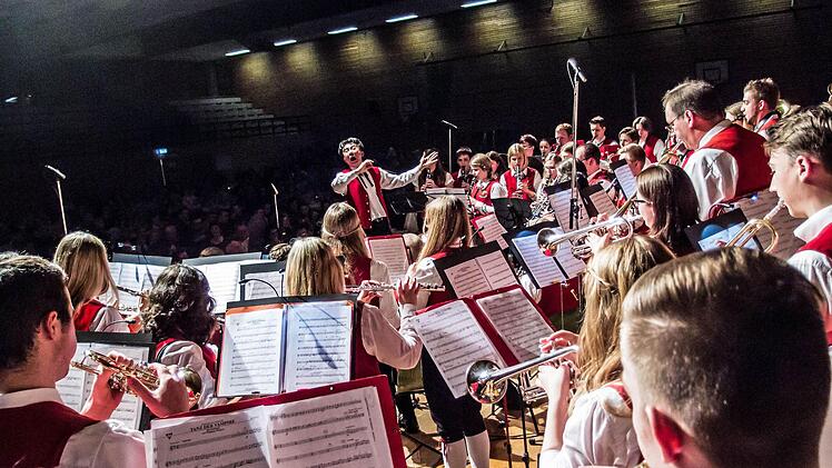 Der Musikverein Rödental unter der Leitung von Daxi Pan begeisterte das Publikum beim Weihnachtskonzert in der Franz-Goebel-Halle. Foto: Jochen Berger