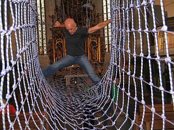 Tänzer Michael Langeneckert erkundet das Netz in der Petrikirche - die Netzwerk-Ausstellung war einer der Höhepunkte im vergangenen Jahr. Fotos: Sonja Adam