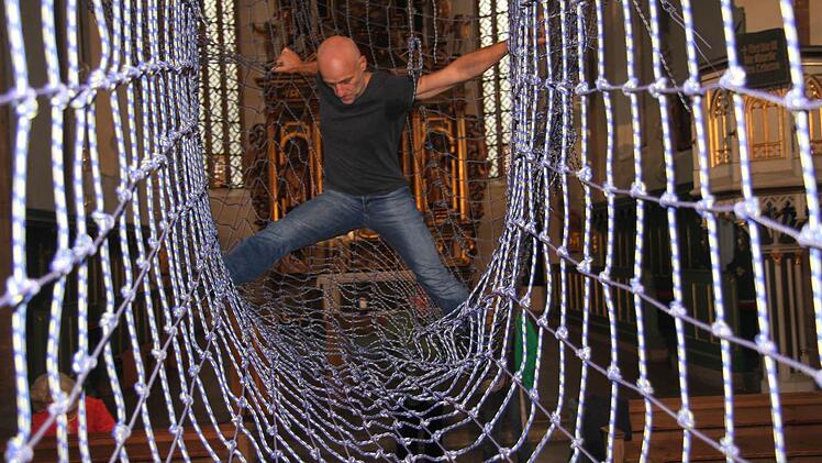 Tänzer Michael Langeneckert erkundet das Netz in der Petrikirche - die Netzwerk-Ausstellung war einer der Höhepunkte im vergangenen Jahr. Fotos: Sonja Adam