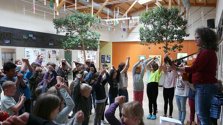 Der Sicherheitstag endete mit Liedern zur Verkehrserziehung zur Gitarrenbegleitung von Rektorin Helle (rechts) Foto: Karin G&uuml;nther