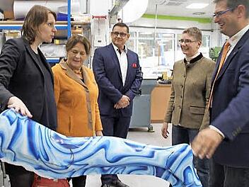 Besuch der Werkstatt (von links): Emmi Zeulner, Landesinnungsmeister Bodo Schrödel, die gesundheitspolitische Sprecherin Maria Michalk sowie Viola und Karlheinz Wirth  Fotos: Gerda Völk