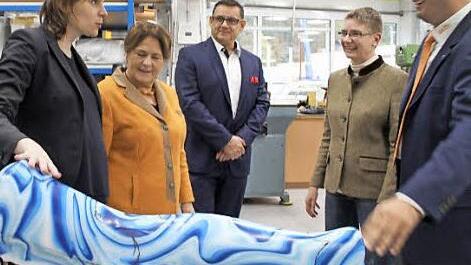 Besuch der Werkstatt (von links): Emmi Zeulner, Landesinnungsmeister Bodo Schrödel, die gesundheitspolitische Sprecherin Maria Michalk sowie Viola und Karlheinz Wirth  Fotos: Gerda Völk