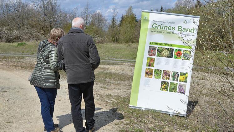 Ein Paar betrachtet ein Info-Banner zum Naturschutzgroßprojekt "Das Grüne" Band, dass während der Auftaktveranstaltung der Projektphase II aufgestellt worden war. Foto: Rainer Lutz