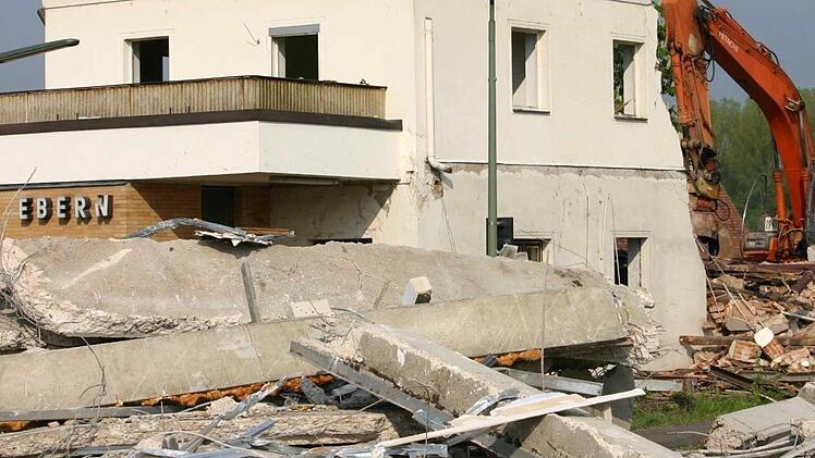 Ein Kapitel endet: Bahnhofsabriss im April 2011.