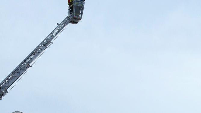 Mit Hilfe der Drehleiter verschafften sich Feuerwehr und THW einen Überblick