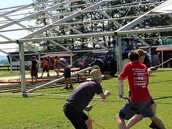 Da ziehen alle an einem Strang: Beim Aufbau des Zelts für   die 55-Jahr-Feier    helfen  die Mitglieder der Landjugend  zusammen. Heute Abend beginnt das Jubiläumsprogramm mit einem Festkommers um 19 Uhr auf dem Sportgelände des TSV.Julian Übelhack