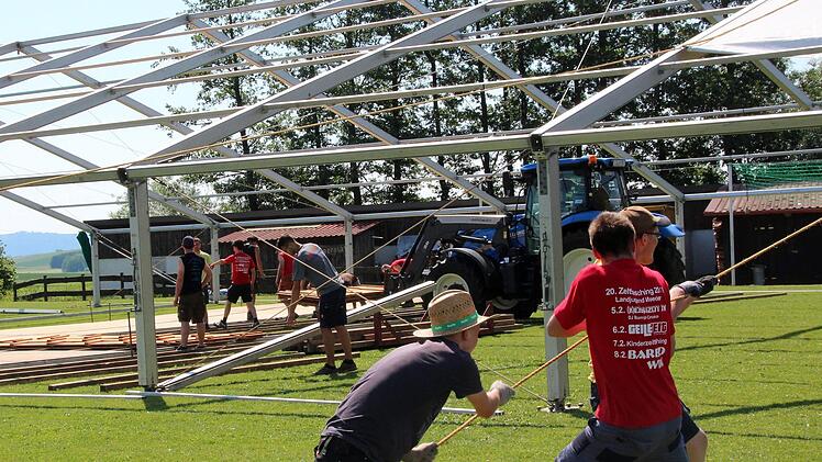 Da ziehen alle an einem Strang: Beim Aufbau des Zelts für   die 55-Jahr-Feier    helfen  die Mitglieder der Landjugend  zusammen. Heute Abend beginnt das Jubiläumsprogramm mit einem Festkommers um 19 Uhr auf dem Sportgelände des TSV.Julian Übelhack