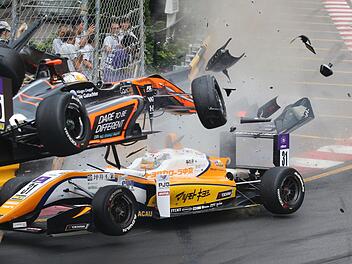 Etwa 280 km/h hat Sophia Flörsch auf dem Tacho, als ihr Formel3-Bolide abhebt, sich dreht und an einem Fotografenturm zerschellt. Ein Riesenglück, dass weder sie noch andere Beteiligte bleibende Schäden von dem Unfall davontrugen.  Foto: Tony Wong/Apple Daily/dpa